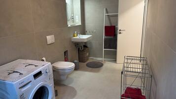 Dusche, Haartrockner, Handtücher, Seife