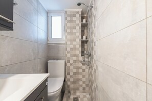 Shower, hair dryer, towels, soap - Charming 1-bedroom apartment with WiFi, AC in fabulous Athina (Athina)
