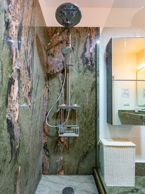 Een douche, een haardroger