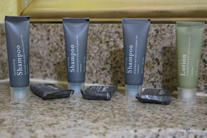 Habitación Deluxe con 1 cama matrimonial o 2 individuales, vista al jardín | Baño | Tina con regadera, secadora de cabello, toallas, jabón