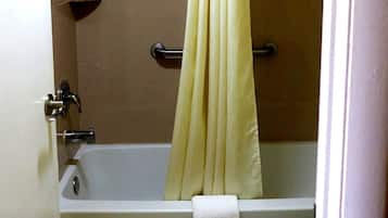 Deluxe-Doppel- oder -Zweibettzimmer, Gartenblick | Badezimmer | Duschwanne, Haartrockner, Handtücher, Seife