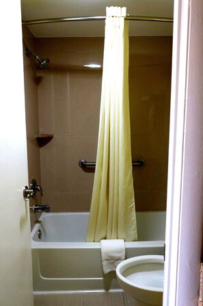 Deluxe Double or Twin Room, Garden View | Bathroom | Combined shower/bathtub, hair dryer, towels, soap - Elkton Lodge - Newark - Elkton - University Gateway (Elkton)