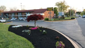 A motel with a parking lot, a landscaped area with flowers, and a sign reading 'ELKTON LODGE.' - Elkton Lodge - Newark - Elkton - University Gateway (Elkton)