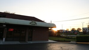 A building with a sign reading 'Elkton Lodge' and a 'Lobby' sign. - Elkton Lodge - Newark - Elkton - University Gateway (Elkton)