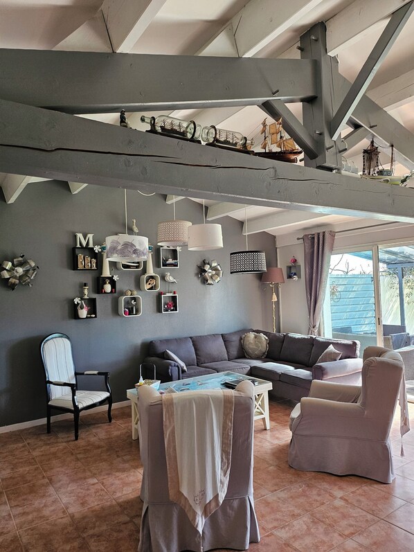 Living area - Pleasant vacation on the island in a cosy villa for 8, 150m2 (Le Château-d'Oléron)