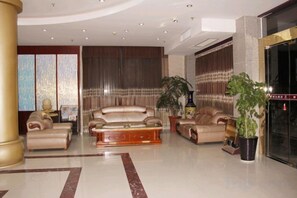 A spacious lobby with a large sofa set, a coffee table, and a potted plant. - Zhongchen Hotel (Chizhou Nanhu Road) (Chizhou)