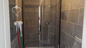 Sèche-cheveux, serviettes fournies, savon, papier toilette