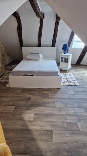 3 chambres, bureau, fer et planche à repasser, draps fournis