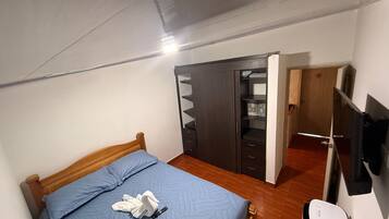 6 bedrooms, iron/ironing board, WiFi, bed sheets
