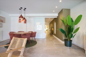 Apartamento exclusivo, cozinha, vista para a cidade | Área de estar