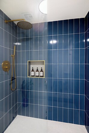 Haartrockner, Handtücher, Seife, Shampoo