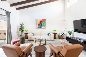 TV connectée, lecteur de DVD, livres, médiathèque