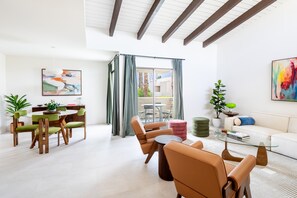 TV connectée, lecteur de DVD, livres, médiathèque