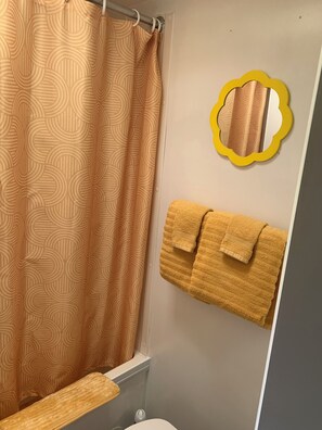 Toallas, jabón y papel higiénico