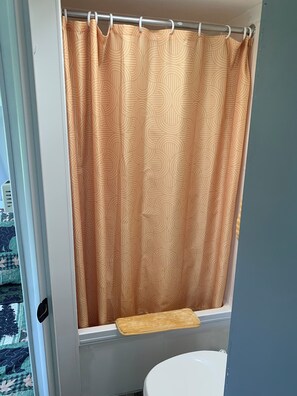 Handdukar, tvål och toalettpapper