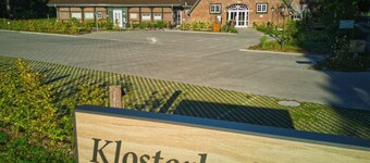 Spacious 3-room apartment for up to 4 people in Bad Zwischenahn. The approx. 80 m², stylishly furnished 3-room apartment for up to 4 people is located on the Klosterhof Aue, right in the heart of Bad Zwischenahn.