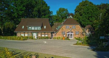 Großzügiges 3-Raum-Appartement für bis zu 4 Personen in Bad Zwischenahn. Das ca. 80 m² große, stilvoll eingerichtete 3-Raum-Appartement für bis zu 4 Personen befindet sich auf dem Klosterhof Aue, mitten im Herzen von Bad Zwischenahn.