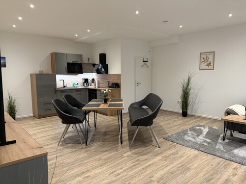 Großzügiges 3-Raum-Appartement für bis zu 4 Personen in Bad Zwischenahn. Das ca. 80 m² große, stilvoll eingerichtete 3-Raum-Appartement für bis zu 4 Personen befindet sich auf dem Klosterhof Aue, mitten im Herzen von Bad Zwischenahn.