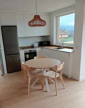 Microwave, oven, stovetop, dishwasher - Casita con Encanto II, next to Comillas (Canales)