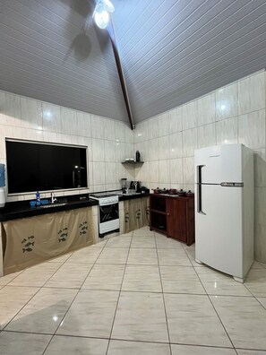 Uuni, liesi, vedenkeitin, tehosekoitin