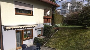 A house with a patio, a table, and chairs. - Vacation apartment Philipp (Emmingen-Liptingen)