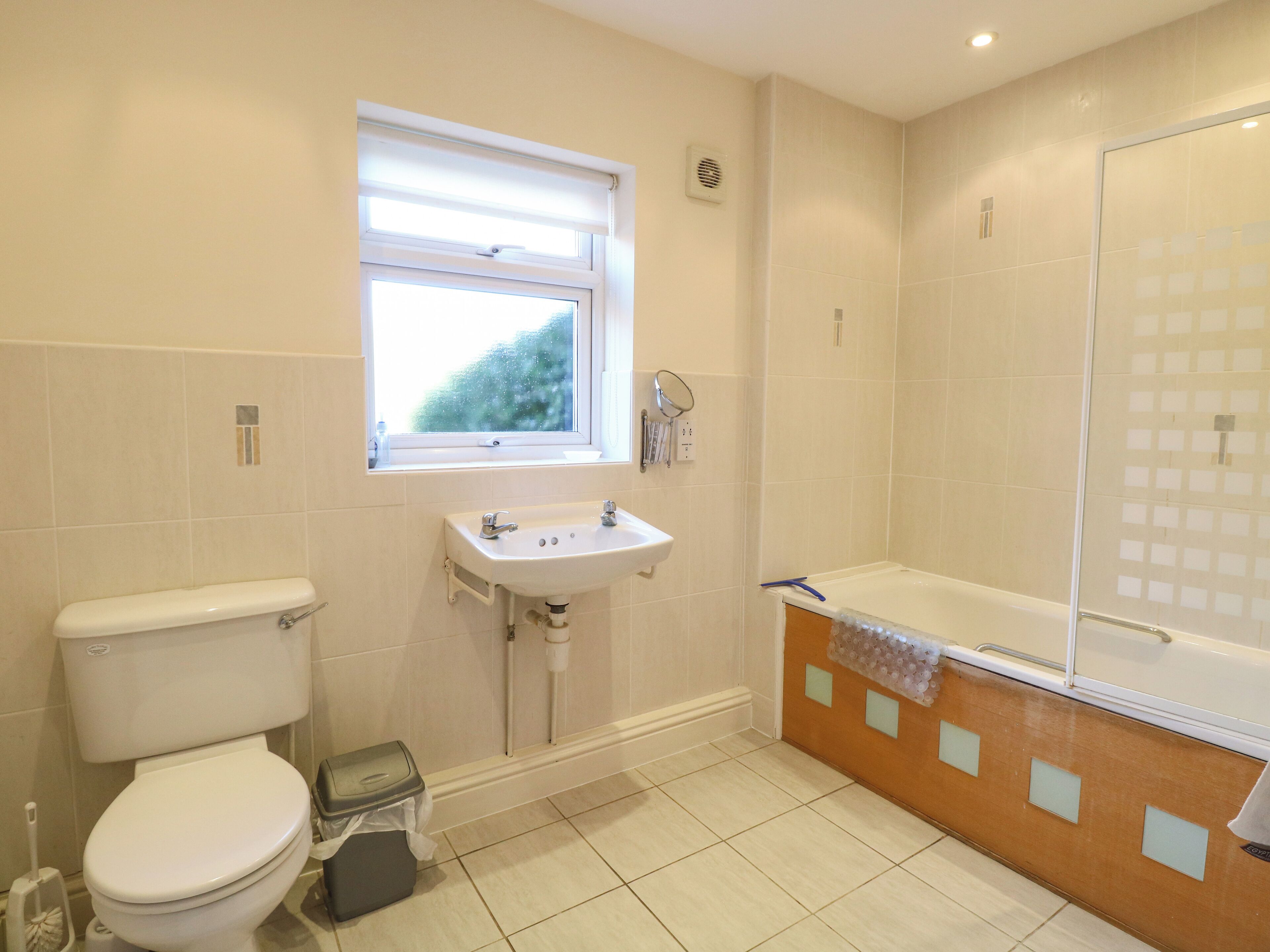 Ein Badezimmer mit Toilette, Waschbecken und Badewanne.
