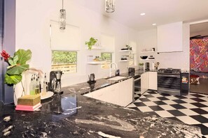 Réfrigérateur, four à micro-ondes, un four, surface de cuisson