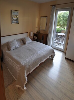 1 bedroom, Internet, bed sheets, wheelchair access - Cosy suite with garden & terrace (Trogir)