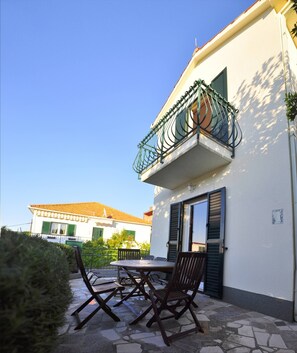 Outdoor dining - Cosy suite with garden & terrace (Trogir)