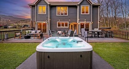 Lazy Hare Lodge-Golf Sim~Hottub~Sauna~FirePit~Outdoor Movie