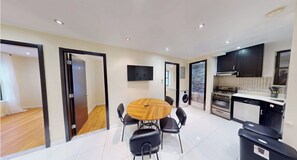 ثلاجة، موقد طهي مسطح، مستلزمات طهي/أطباق/أوعية