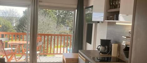 Réfrigérateur, four à micro-ondes, cafetiÚre-théiÚre