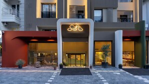 A hotel entrance with a modern design, a glass facade, and a welcoming entrance. - Mesona Hotels Blue Hill (Konyaalti)