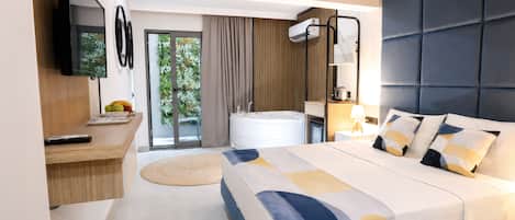 Deluxe Room, Hot Tub, Courtyard Area | Bed sheets
