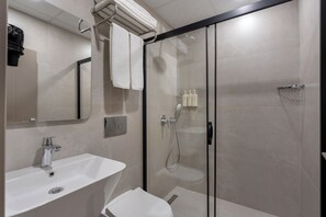 Bañera de hidromasaje, secador de pelo, toallas y jabón