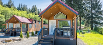 Rainforest Retreat Tiny Home: Bohemian Cottage