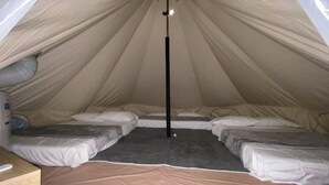 A tent with two beds, a central pole, and a mattress on the floor. - Glamphouse, adventure and relaxation! (Oaxtepec)