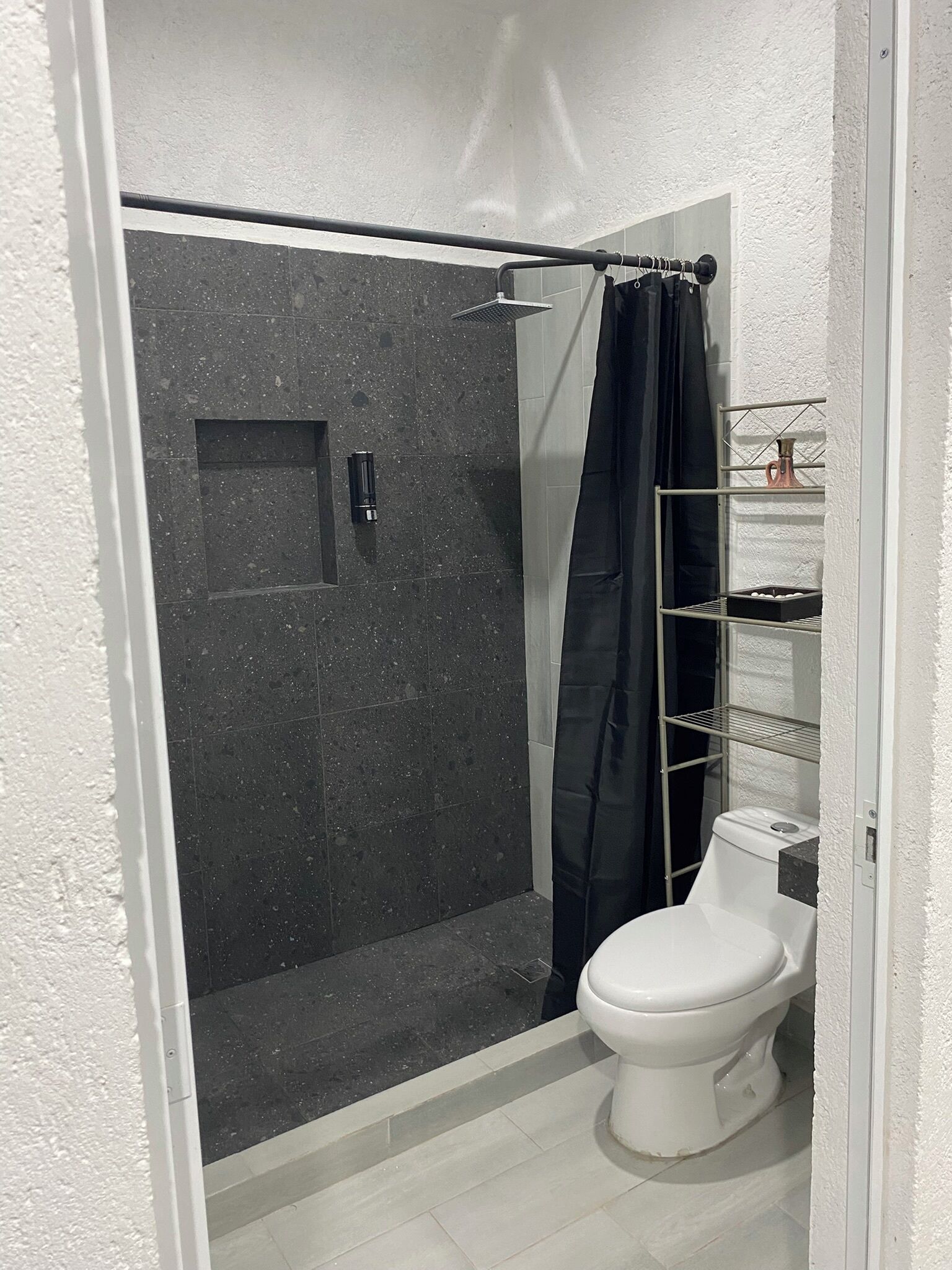 Douche, sèche-cheveux, serviettes fournies, savon