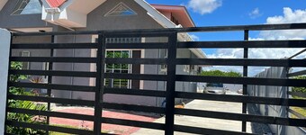 3-bedroom bungalow amazing Versailles,West Bank with AC, WiFi- Gated Community