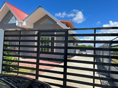 3-bedroom bungalow amazing Versailles,West Bank with AC, WiFi- Gated Community