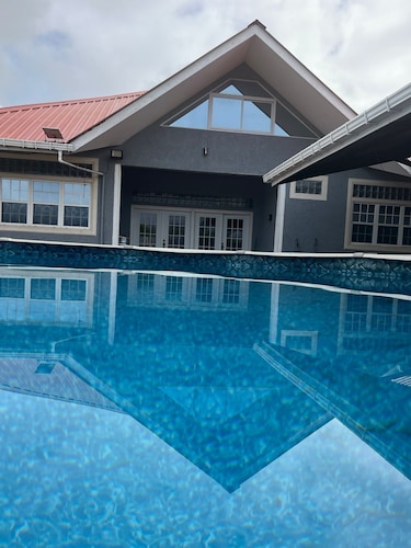 3-bedroom bungalow amazing Versailles,West Bank with AC, WiFi- Gated Community