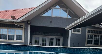 3-bedroom bungalow amazing Versailles,West Bank with AC, WiFi- Gated Community