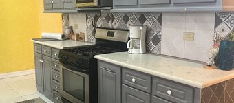 3-bedroom bungalow amazing Versailles,West Bank with AC, WiFi- Gated Community