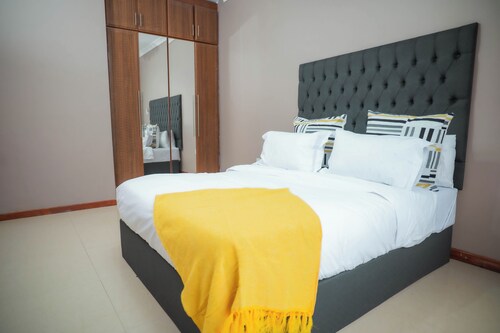 5 minutes to Munali Mall! Peaceful bungalow with a pool.