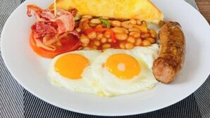 A plate with toast, beans, bacon, eggs, sausage, and tomato. - Marcifen (Harare)