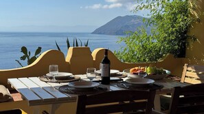 Outdoor dining - Casa Bacco, Capistello (Lipari)