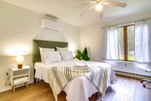 3 bedrooms, desk, travel crib, WiFi