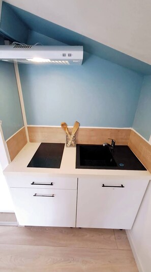 Microwave, coffee/tea maker, toaster