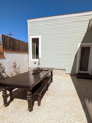 Outdoor dining - Cozy retreat near Balboa Park and San Diego Zoo with quick access to downtown (San Diego)