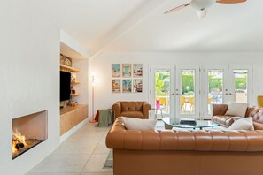 TV connectée, cheminée, baby-foot, table de tennis de table